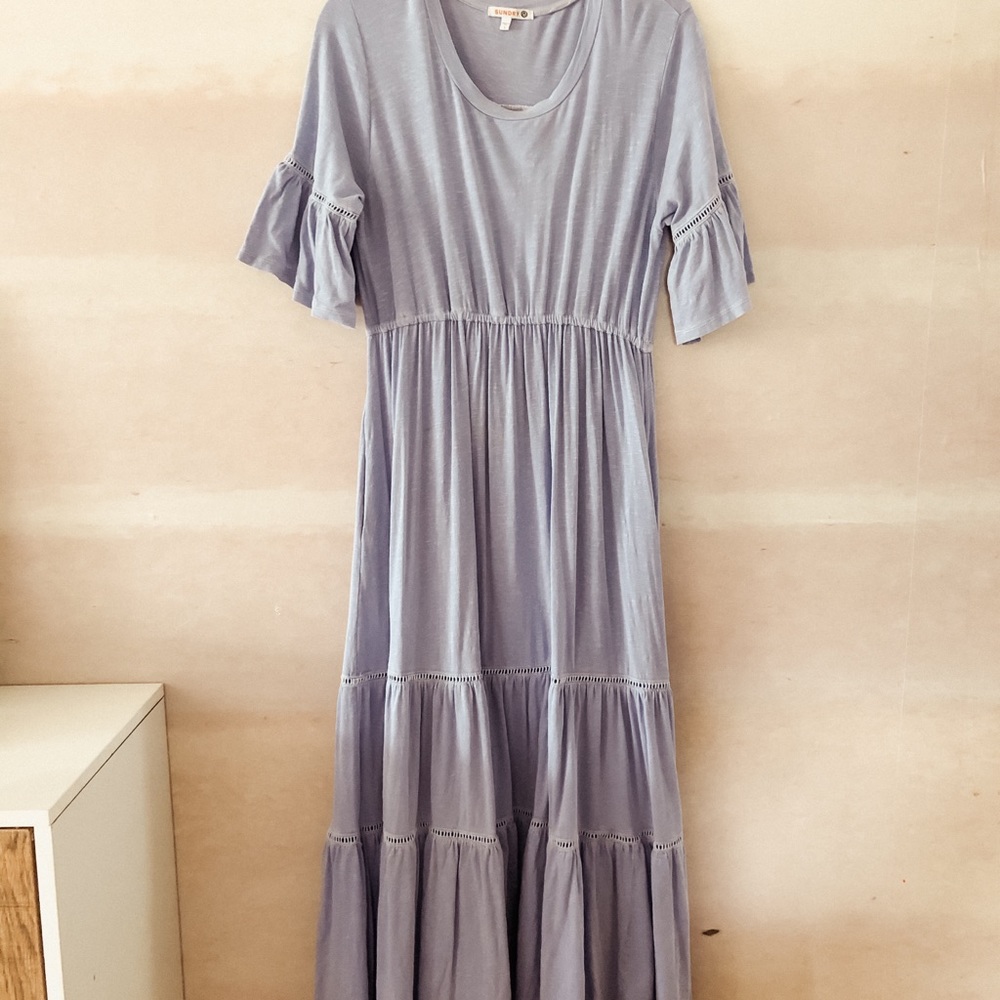 Stretchy tiered midi dress